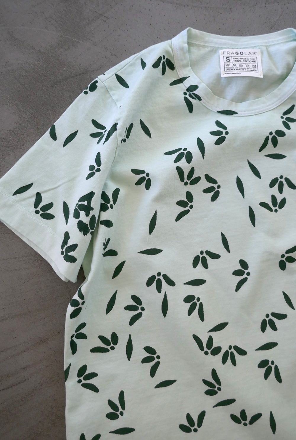 t-shirt con foglioline